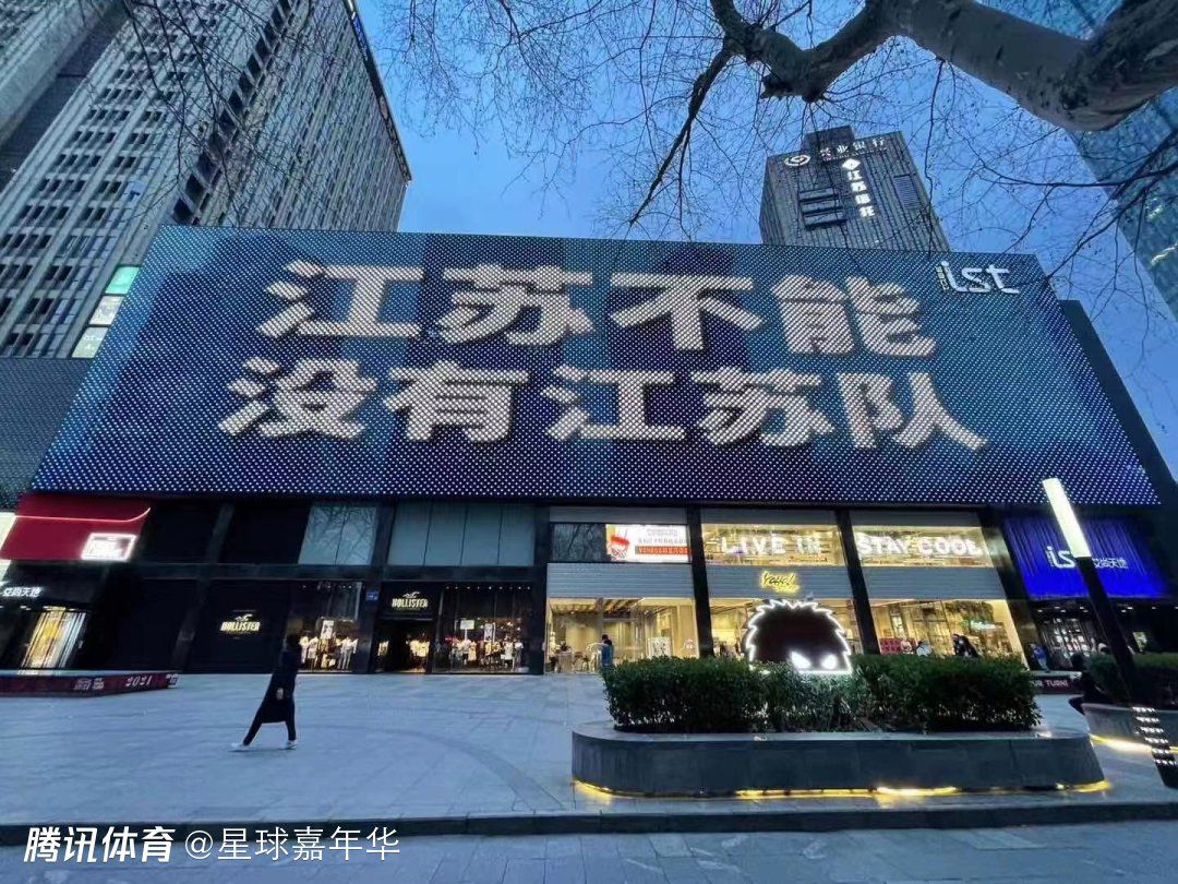 叶辰笑道：那就烦请婉婷小姐当众将这礼盒拆开。